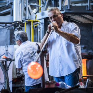 FotoKurs Glühendes Glas II: Glasmacher bläst glühendes Glas in der Glasi Hergiswil