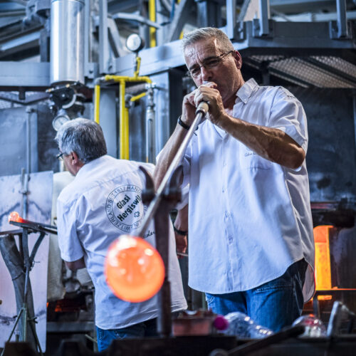 FotoKurs Glühendes Glas II: Glasmacher bläst glühendes Glas in der Glasi Hergiswil