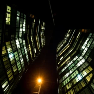 Beleuchtete Hochhäuser in Zürich-West bei Nacht