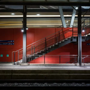 Treppen und rote Architektur am Bahnhof Hardbrücke in Zürich-West