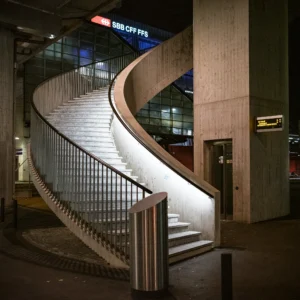 Geschwungene Treppe bei der Hardbrücke in Zürich-West bei Nacht