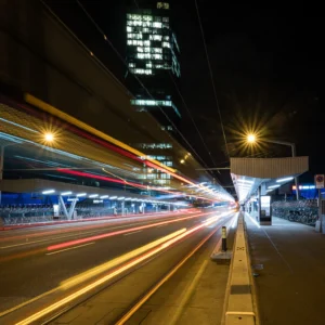 Lichtspuren von Tram und Verkehr in Zürich-West bei Nacht