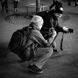 Zwei Fotografen kniend am fotografieren.