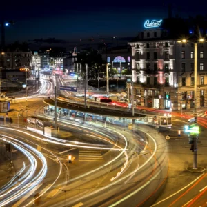 FotoEvent Zürich-Central im Dunkeln mit Lichtspuren von Tram und Verkehr bei Nacht