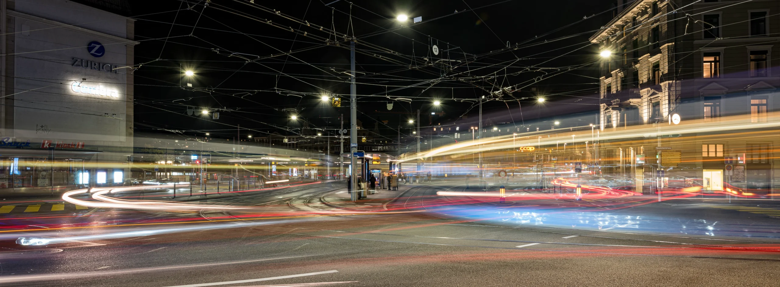 Langzeitbelichtung am Zürich-Central mit Lichtspuren von Tram und Verkehr