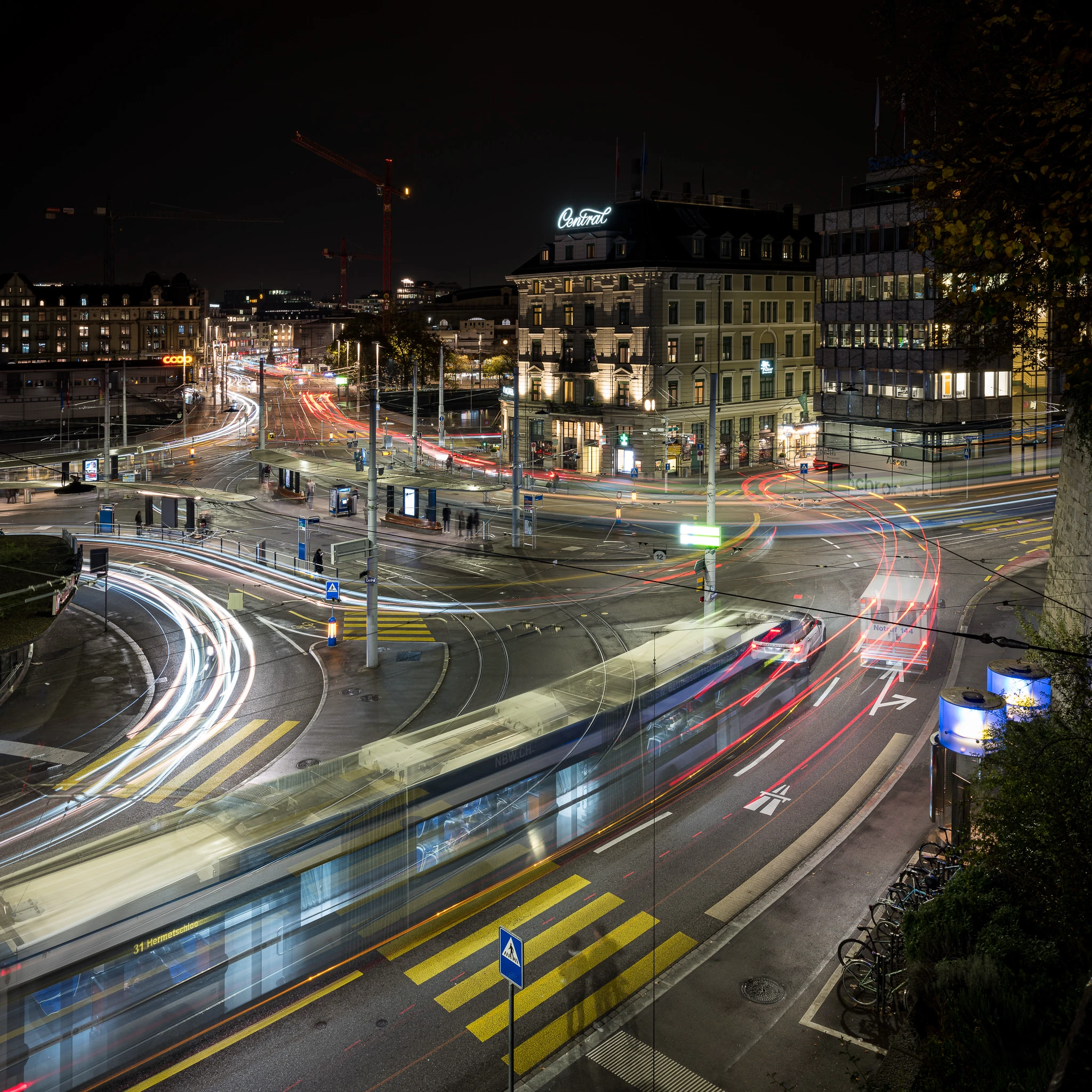Tram und Verkehr am Zürich Central mit Lichtspuren bei Nacht