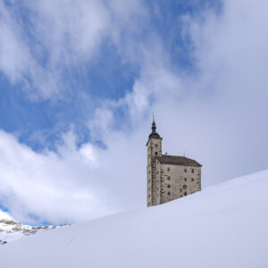 Altes Spitel am Simplon hinter einer verschneiten Böschung, FotoKurs Winterimpressionen Simplon.