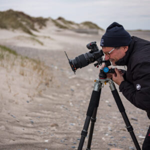 An der dänischen Ostküste fotografiert ein Fotograf den Strand.
