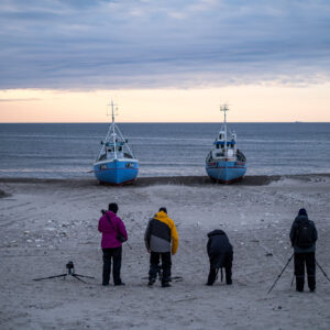 Mehrere Fotografen fotografieren zwei Fischkutter in Dänemark.