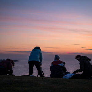 Mehrere Fotografen während der Blauen Stunde auf dem Bulbjerg Knude Fuglefjeld in Dänemark.