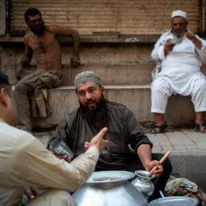 Mehrere Herren bei einem Essen am reden.
