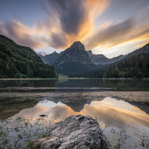 Der Brünelistock spiegelt sich im Obersee.