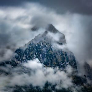 Der Brünelistock umhüllt von Wolken.