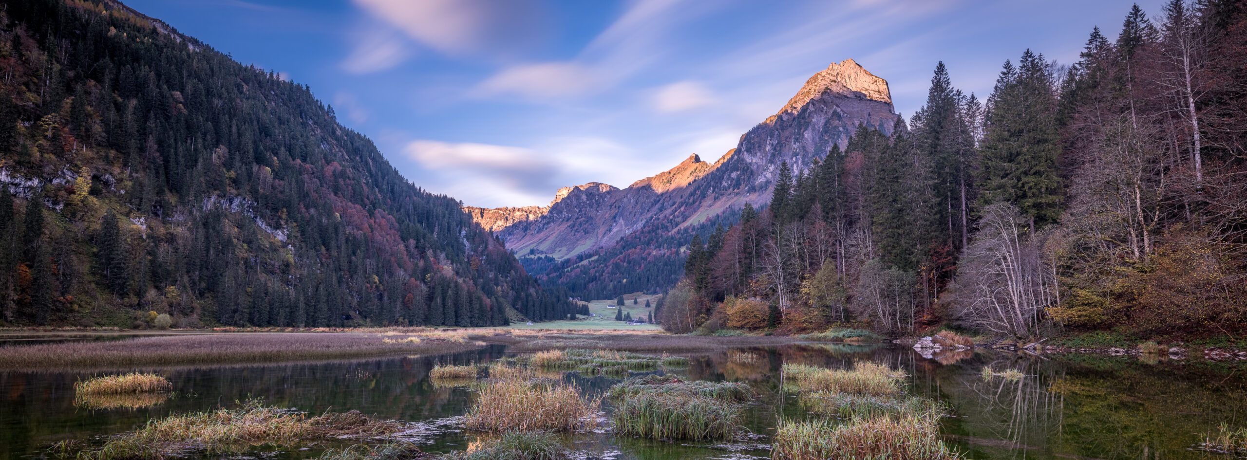 Landschaft bei Obersee im Kanton Glarus und die Berge im Hintergrund sind im Morgenlicht.