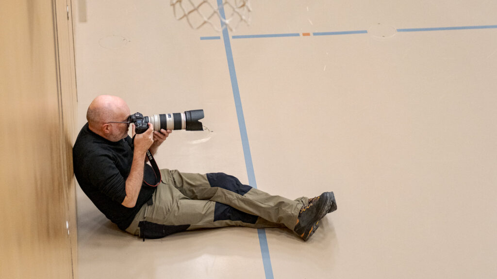 Stefan Kleiser fotgrafiert ein Basketballspiel.