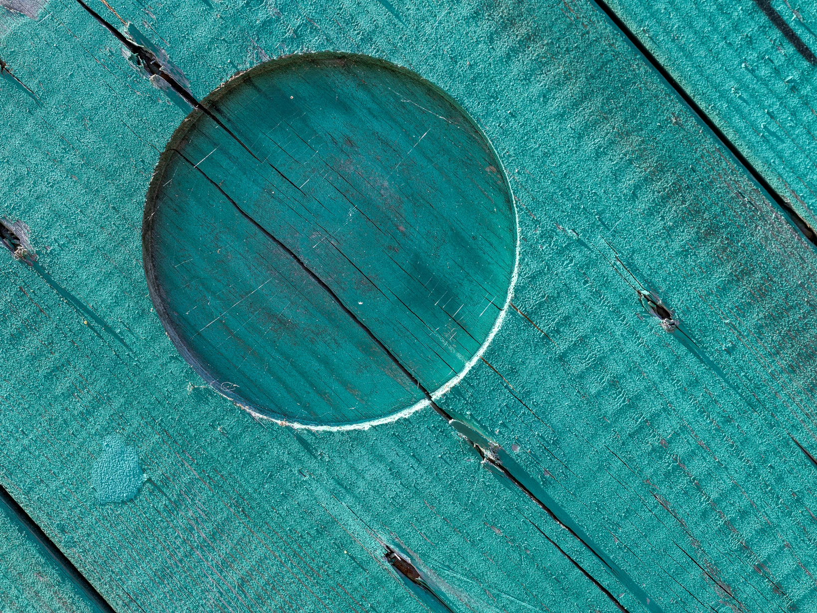 Den Blick öffnen beim Fotografieren – Detailaufnahme eines Kreises in verwittertem Holz als Alltagsmotiv.