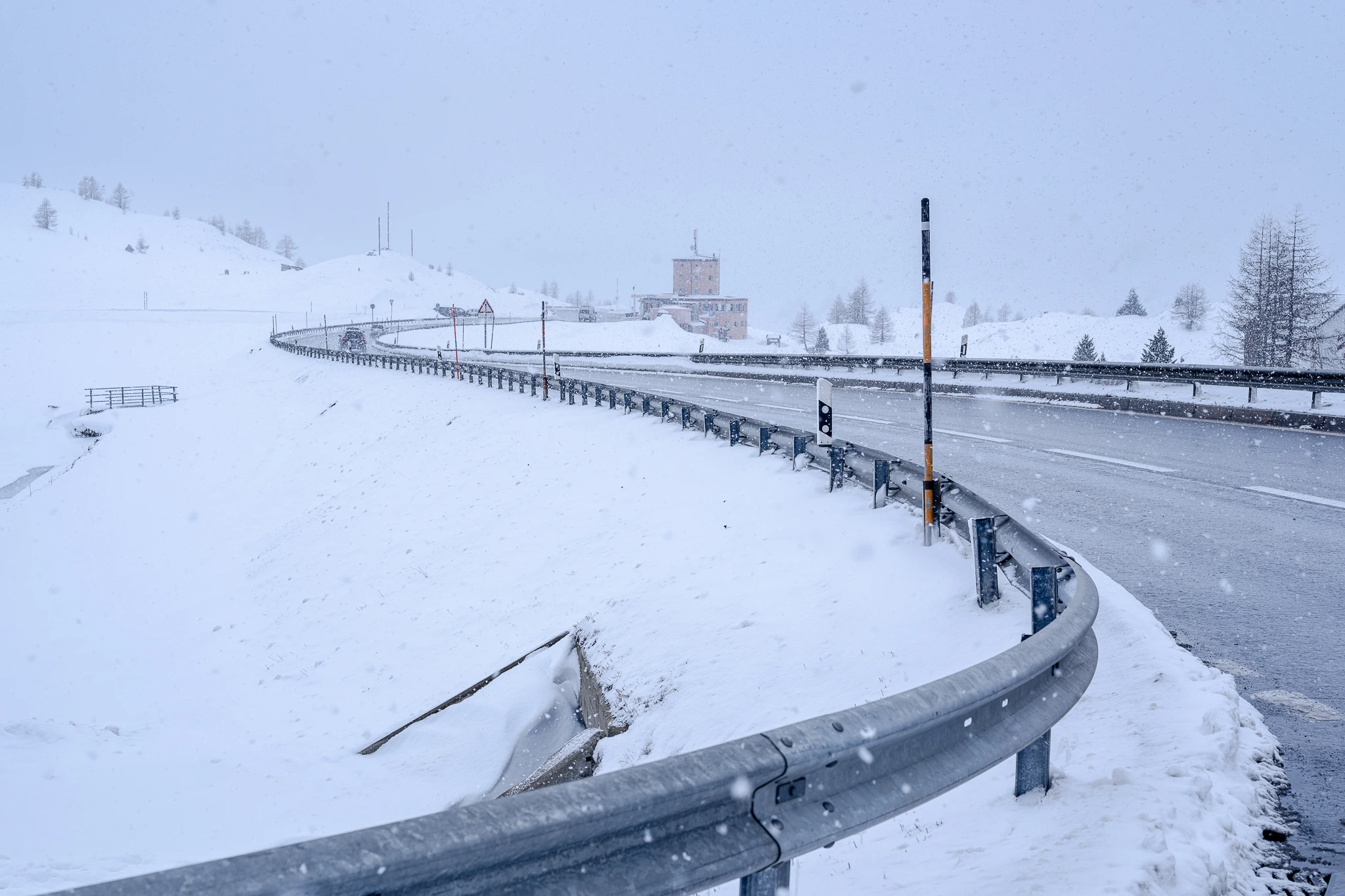 Kurvenreiche Bergstrasse im Schneesturm – geschwungene Linie als Führungselement in der Landschaftsfotografie
