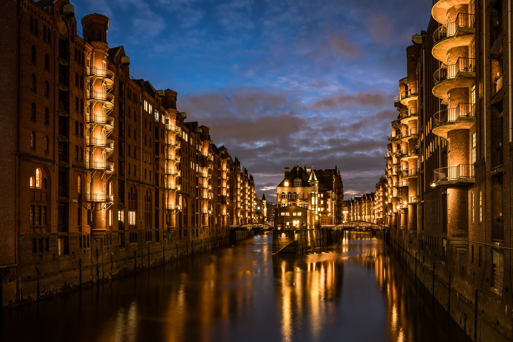 Blaue Stunde fotografieren – beleuchtete Speicherstadt Hamburg mit Lichtreflexen im Kanal