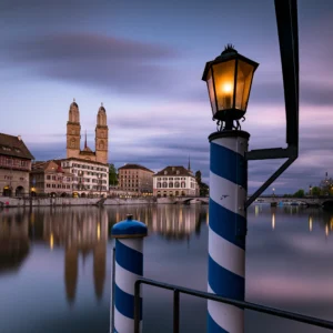 Blaue Stunde fotografieren – Zürich Grossmünster mit Strassenlaterne und Lichtreflexen auf der Limmat