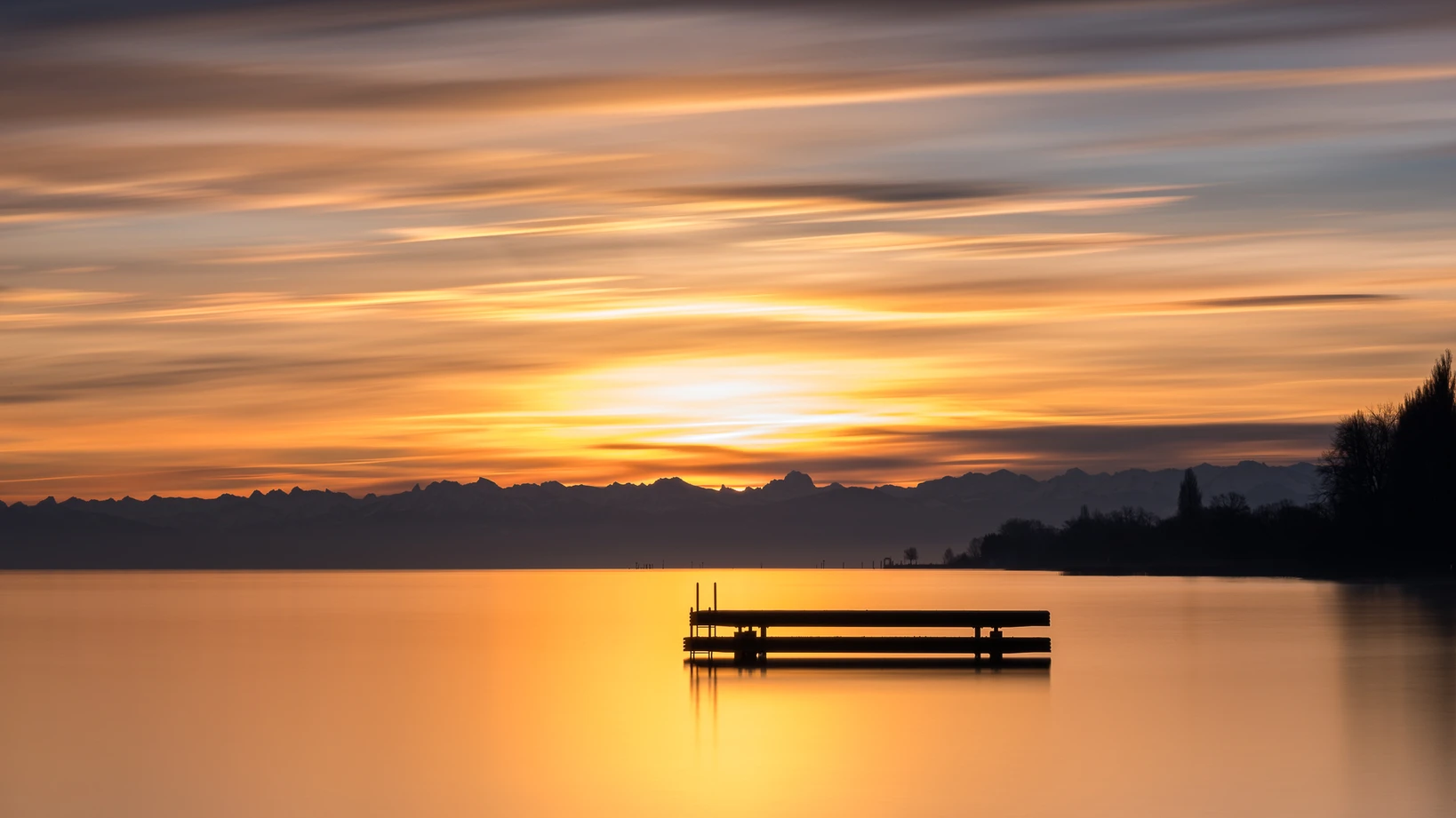 Steg im Sonnenuntergang am Bodensee – wer stehenbleibt, erlebt solche Momente beim Fotografieren