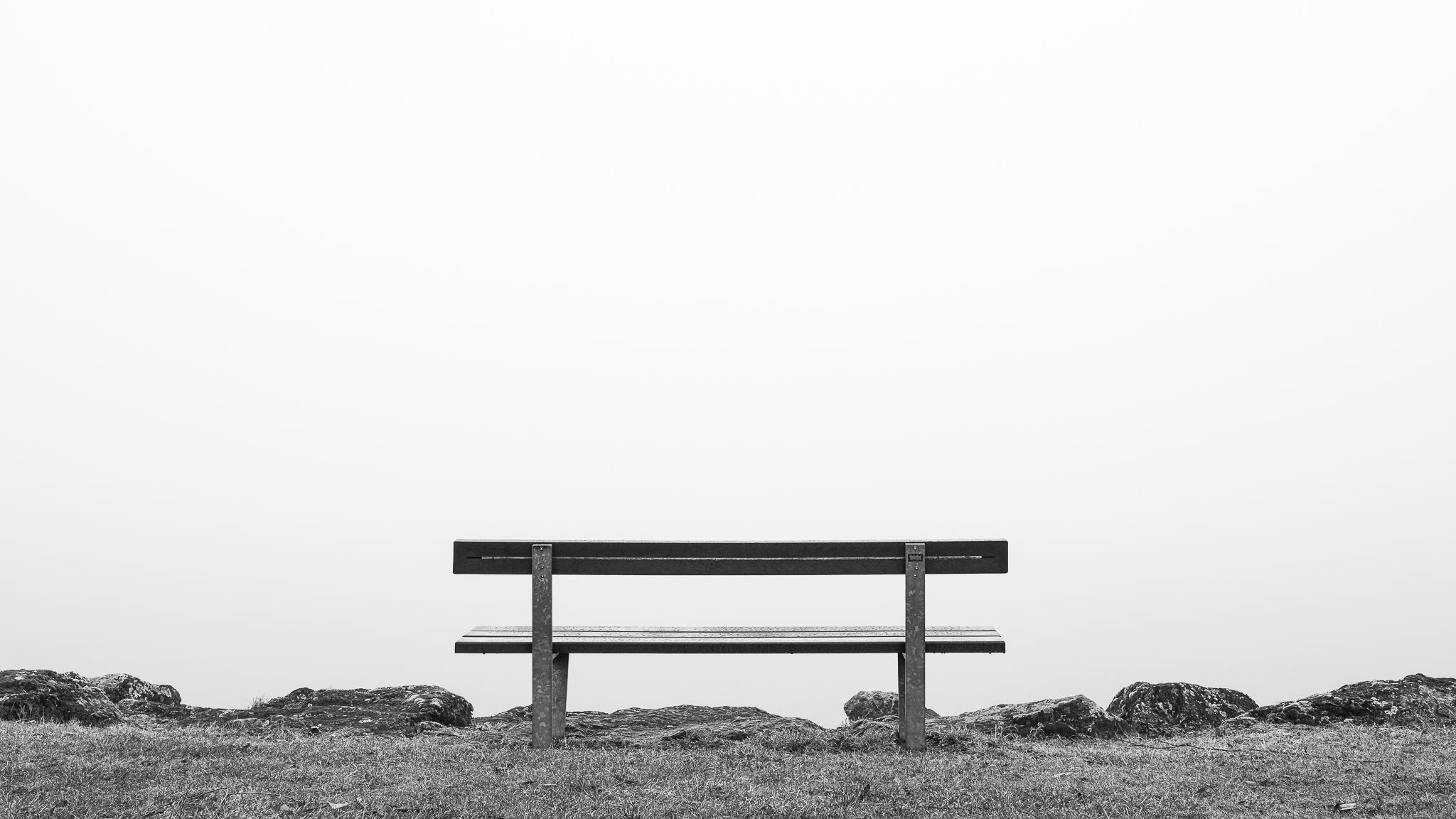Leere Bank im Nebel am Bodensee – beim Fotografieren lernen beginnt alles mit dem Innehalten