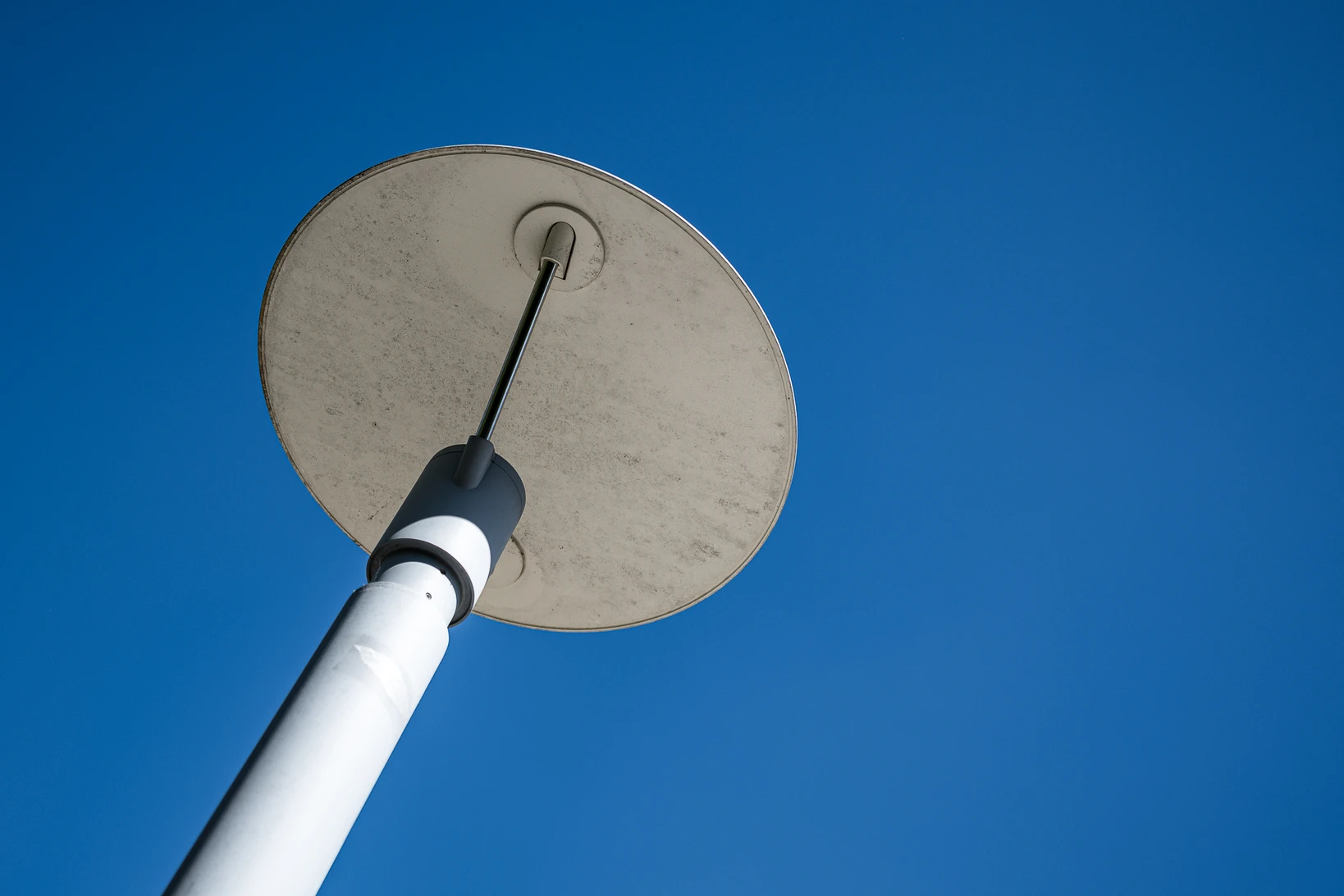 Minimalistisch fotografieren – Strassenlaterne von unten fotografiert, blauer Himmel als sauberer Hintergrund durch Perspektivwechsel