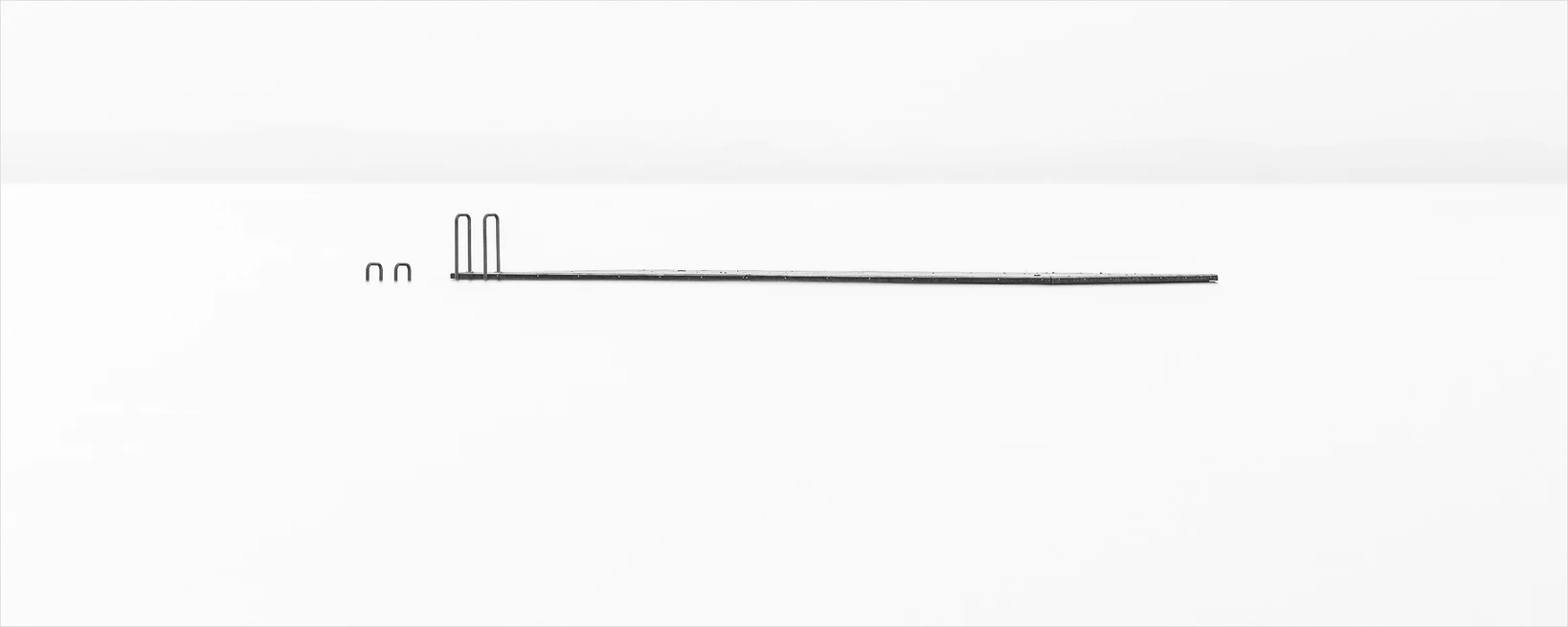 Minimalistisch fotografieren – Schwimmsteg im Nebel, reduziert auf eine grafische Linie im weissen Bildraum