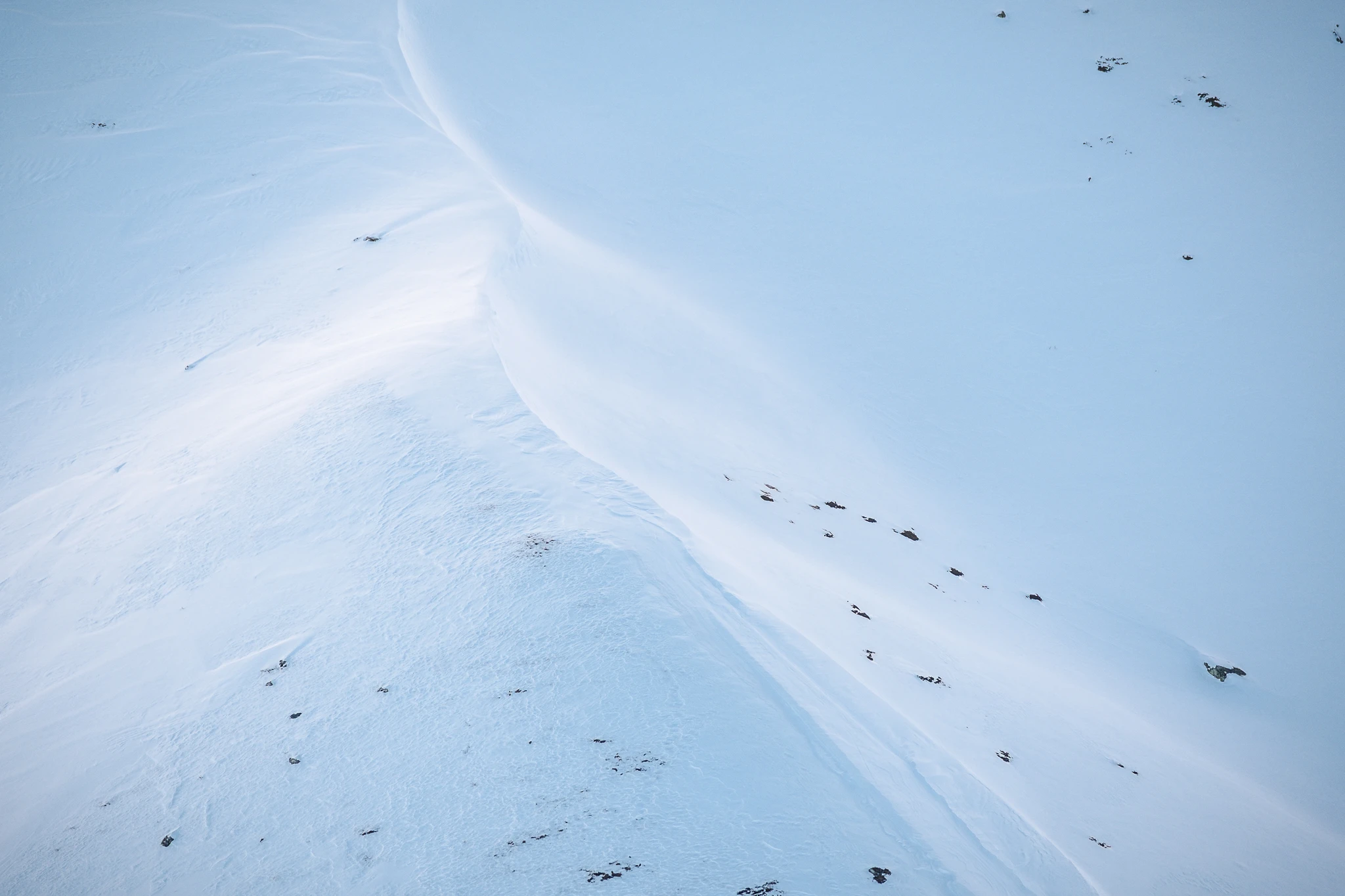 Schneewechte im Hochgebirge – eine einzige Linie teilt die gesamte Bildkomposition