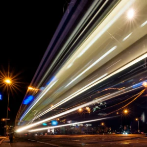 Lichtspuren eines Trams bei Nacht – diagonale Linien in der Fotografie