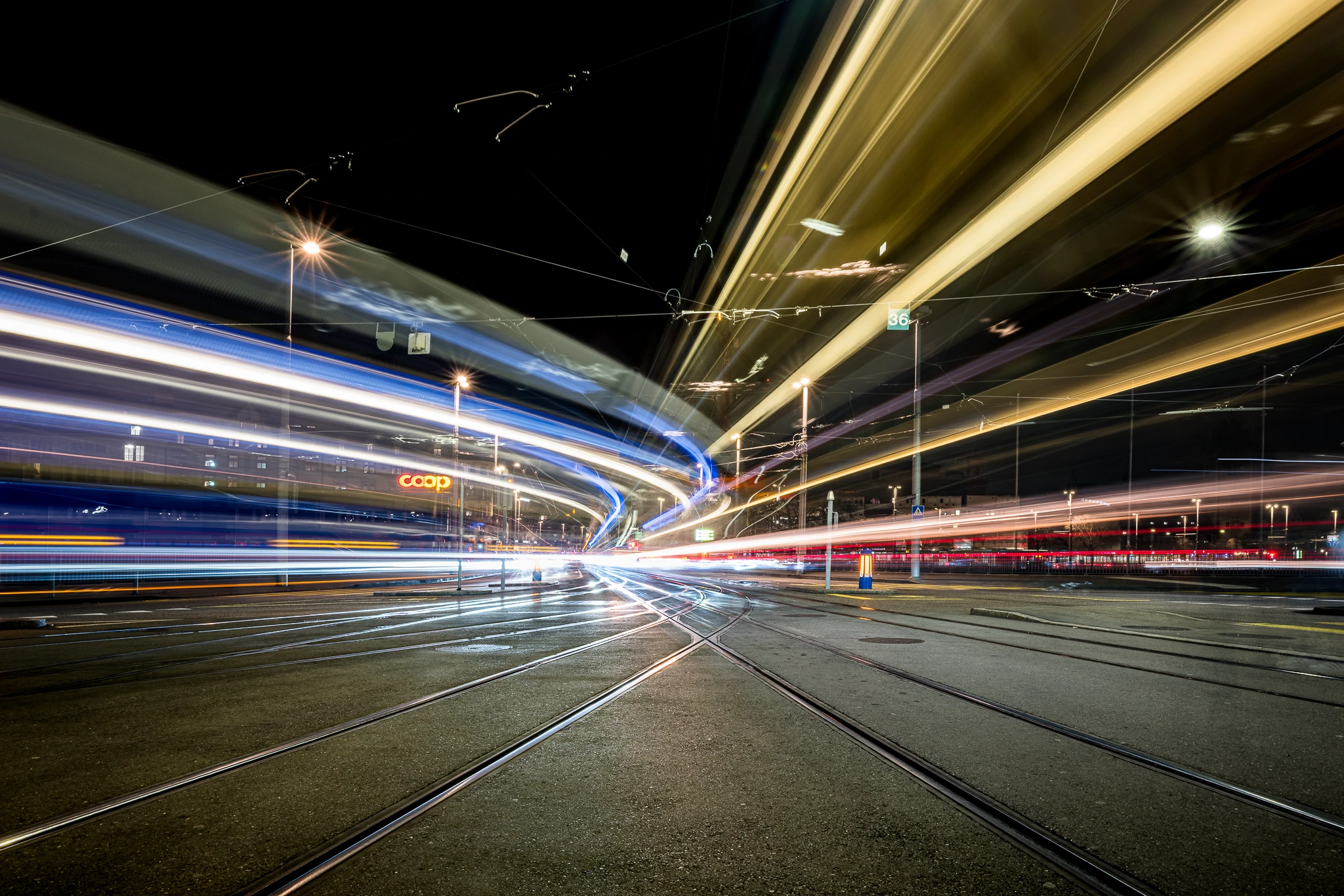 Lichtspuren von Trams bei Nacht – Linien und Bewegung in der Stadtfotografie